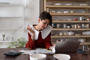costos variables, mujer haciendo cuentas, empresaria, Más Colombia