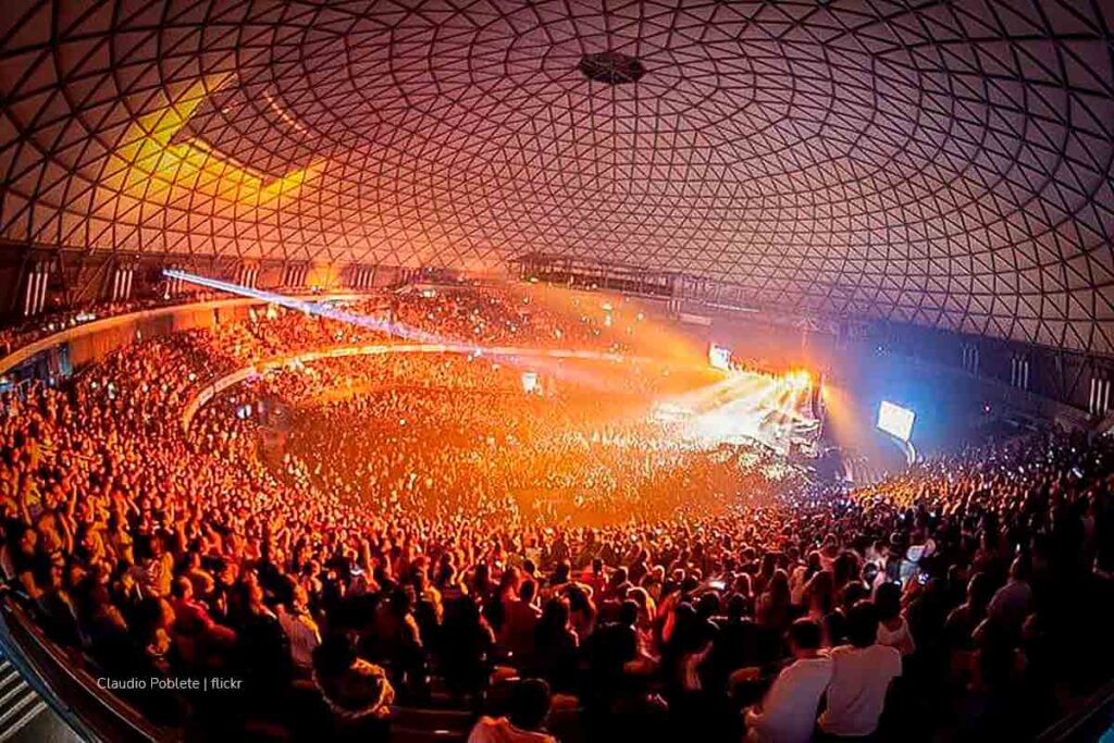 conciertos en Colombia, banda, tarima, baterista, batería, Más Colombia