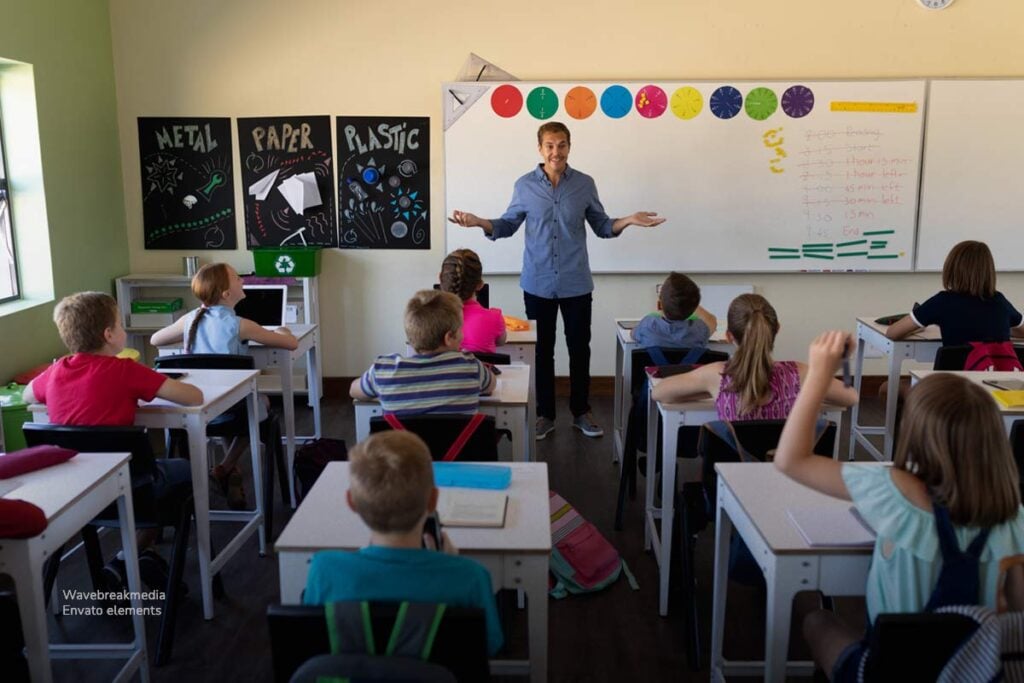 Este es el incremento salarial del magisterio que se pactó para 2024 entre el Gobierno y Fecode 2 incremento salarial del magisterio en 2024, profesor, estudiantes, colegio, clase de inglés, Más Colombia