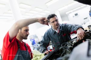 industria automotriz colombiana, hombre, ingenieros, carros, reparación