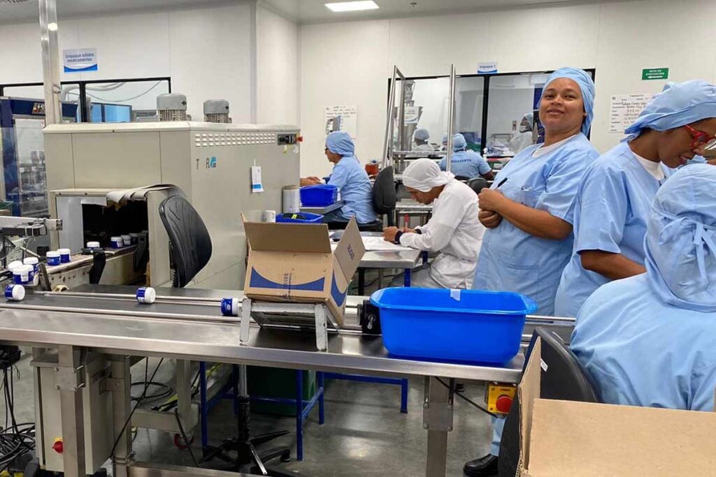 Mejorar indicadores de la productividad de Colombia y atender a 3.000 empresas: la apuesta de Colombia Productiva 4 productividad de Colombia, industria farmacéutica colombiana, trabajadoras, Más Colombia