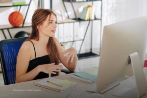 clases particulares, estudiante, mujer, PC, cuaderno, clase, virtual, Más Colombia