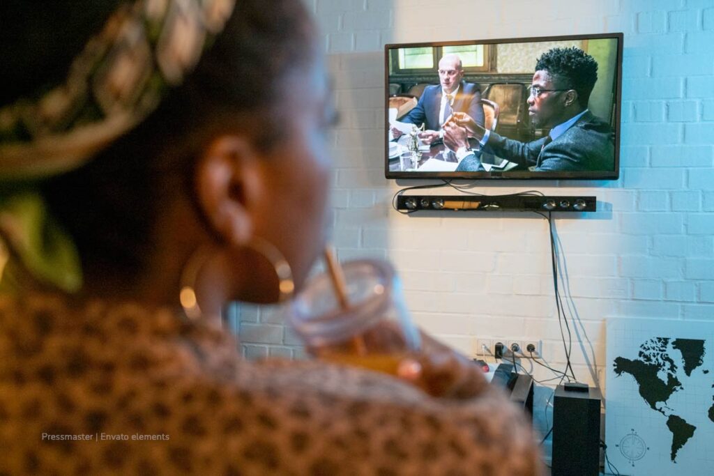 mejores películas 2023, cine en casa, películas por internet, ver cine, mujer viendo una película en su casa, Más Colombia