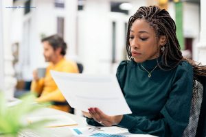 mujer trabajando, inteligencia artificial, Más Colombia