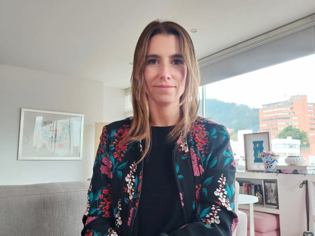 Mónica Villegas Carrasquilla, Columnista, Más Colombia