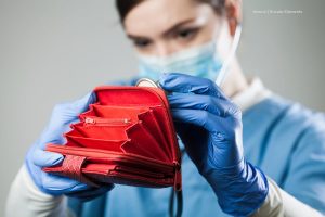 Mujer con billetera, personal de la salud con billetera, las EPS colombianas, Más Colombia