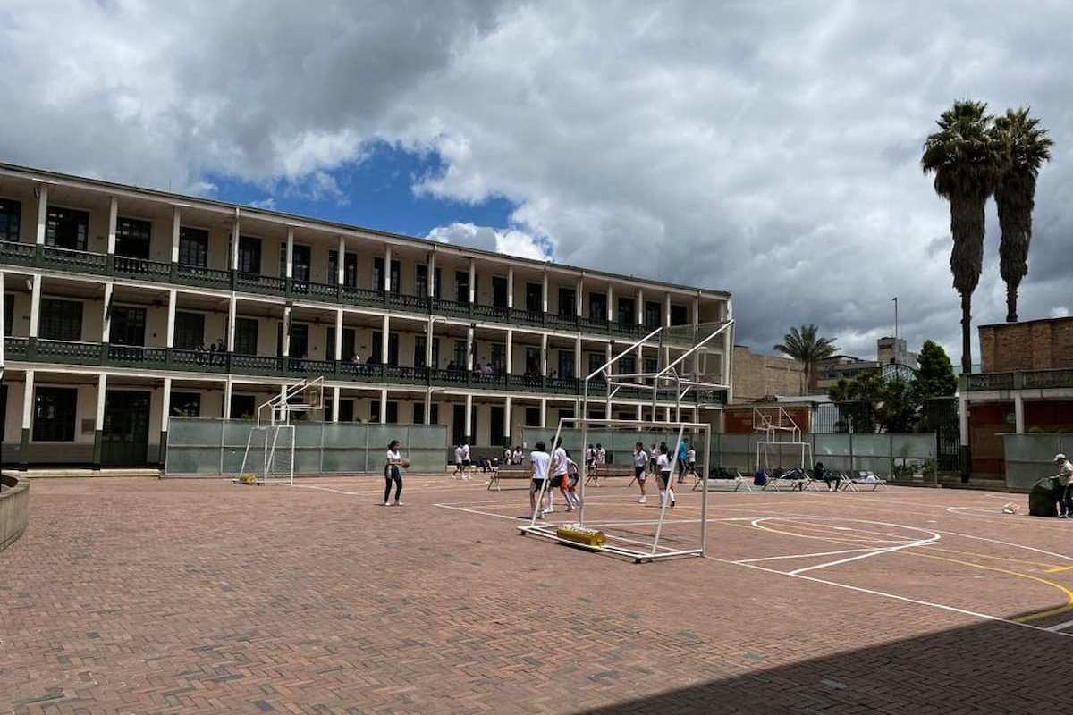 Jornada laboral docente, descanso pedagógico, jornada escolar, niños en colegio, Más Colombia