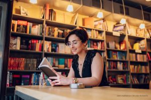 filbo 2024, libros, mujer leyendo, Más Colombia