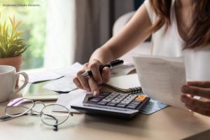 incremento en las cuotas de administración 2024, persona haciendo cuentas, Más Colombia