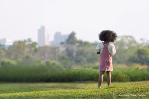 inseguridad alimentaria, inflación de alimentos, niña en prado, Más Colombia