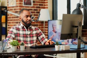 teletrabajo en la rama judicial, joven haciendo teletrabajo, Más Colombia