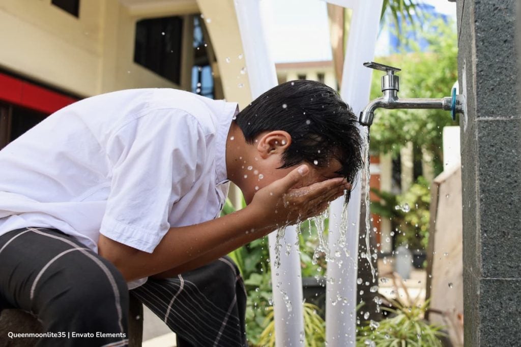 Racionamiento de agua en Bogotá: cómo es el antiguo método con el que es posible bañarse con poca agua 2 racionamiento de agua en bogota banarse con poca agua 1