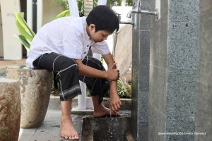 racionamiento de agua en bogotá, bañarse con poca agua, abluciones, niño bañándose, Más Colombia