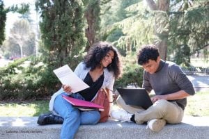 jóvenes a la e 2024, estudiantes en campus universitario, Más Colombia