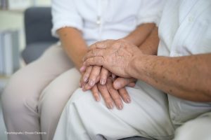 subsidio de Colombia Mayor 2024, manos de adulto mayor, Más Colombia