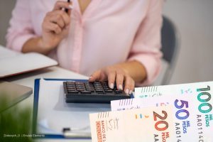 prima de junio 2024, calculadora, persona haciendo cuentas, Más Colombia