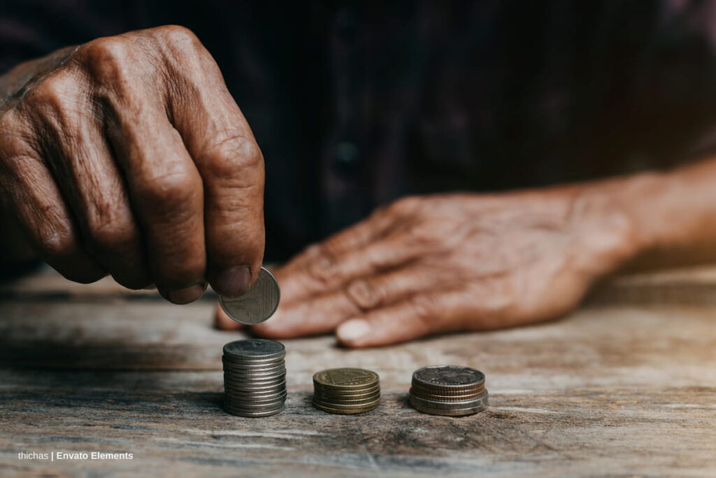 reforma pensional 2024, persona contando monedas, Más Colombia