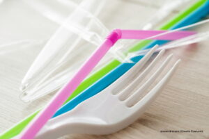 Plásticos de un solo uso, tenedores desechables, pitillos, Más Colombia