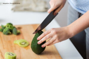 congelar el aguacate, aguacate en tabla de picar, cocinar con aguacate, Más Colombia
