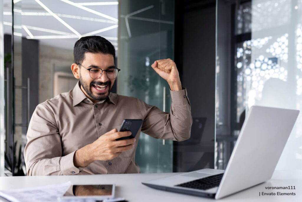concurso de ascenso y reubicación salarial 2024, docente, profesor, hombre celebrando, Más Colombia