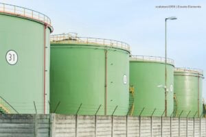 Economía petrolera, tanques de petróleo, Arabia Saudita, Venezuela, Más Colombia