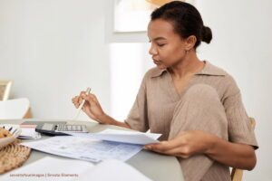 declaración de renta 2024, persona con calculadora, errores en cálculos, impuestos, Más Colombia