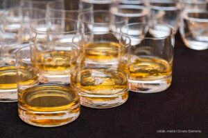 Industria Licorera de Caldas, aguardiente amarillo, shots, bebidas alcohólicas, Más Colombia