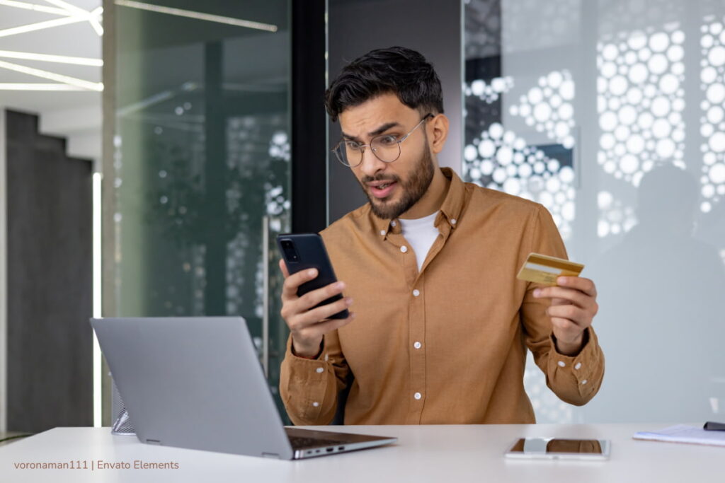 cobro de la DIAN, estafa virtual, hombre con celular, computador, Más Colombia