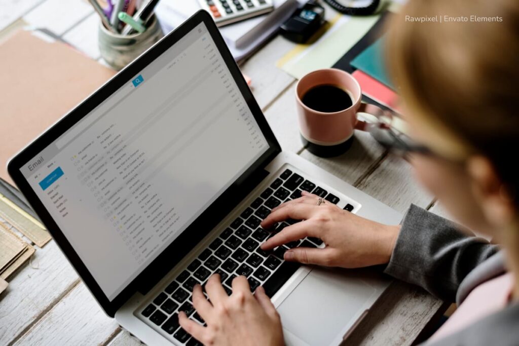 cobro de la DIAN, computador, correo electrónico, dinero, Más Colombia