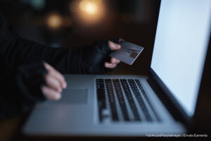 cobro de la DIAN, estafa, computador, tarjeta de crédito, dinero, Más Colombia