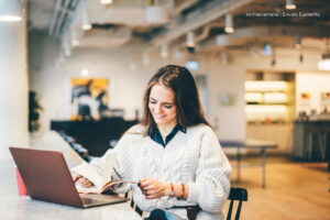 Flexibilidad laboral, teletrabajo, trabajo en casa, trabajo remoto, mujer trabajando, mujer con computador, Más Colombia