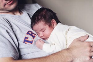 licencia de paternidad, igualdad de género, brecha de género, hombre con bebé recién nacido, Más Colombia