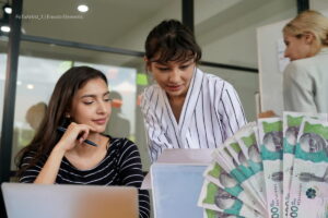 aumento Salarial 2025, Empleados públicos, dinero, billetes colombianos, Más Colombia