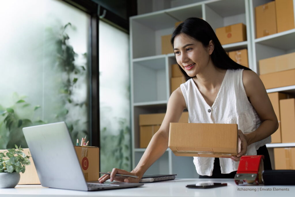 Logística para ecommerce, fulfillment, empleada, emprendedora, empacar, cajas, Más Colombia