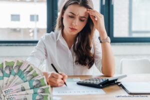 cálculo actuarial, reforma personal, mujer con calculadora, dinero, Más Colombia