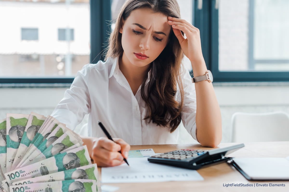 cálculo actuarial, reforma personal, mujer con calculadora, dinero, Más Colombia