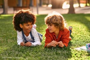 semana de receso 2024, niños en parque, niños jugando, Más Colombia