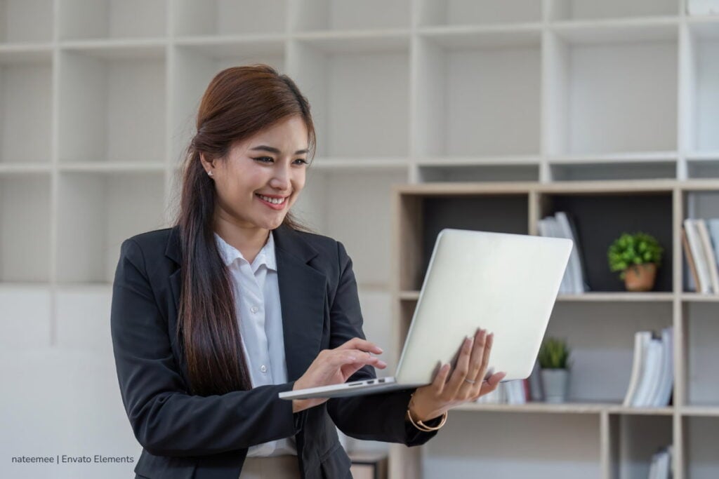 convocatoria en Mintrabajo, ofertas laborales, concurso CNSC, mujer trabajando en traje, funcionaria pública, Más Colombia