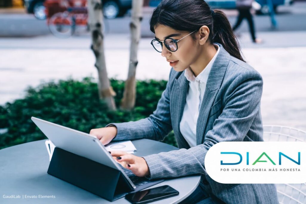 Concurso DIAN 2024, empleada, funcionaria pública, mujer trabajando, Más Colombia