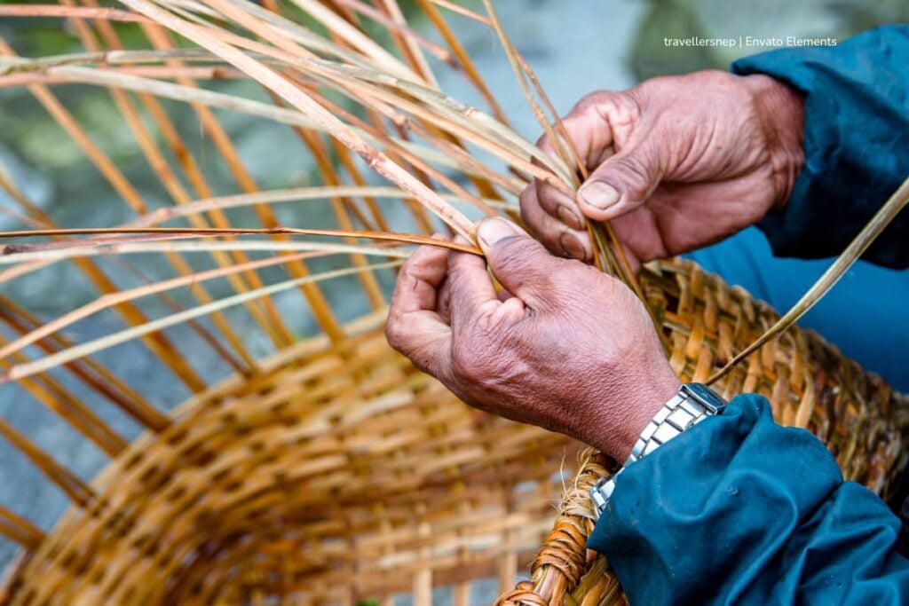 Emprendimientos en Bogotá brillan en la Caravana Navideña: ¿dónde y cuándo? 4 Emprendimientos en Bogotá, persona haciendo canasto a mano, Más Colombia
