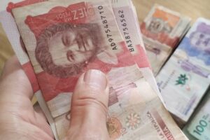 Salario mínimo 2025, dinero, billetes colombianos, billete de 10 mil, Más Colombia