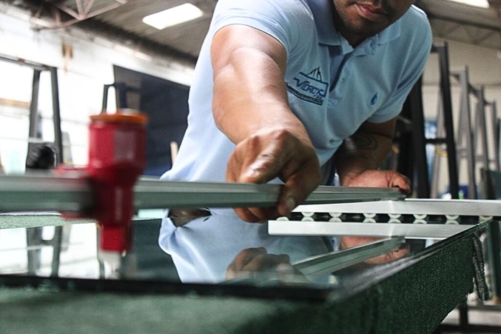 Este es el aumento definitivo del salario mínimo 2025: así quedó con subsidio de transporte 4 Salario mínimo 2025, empleado cortando vidrio, trabajador, Más Colombia