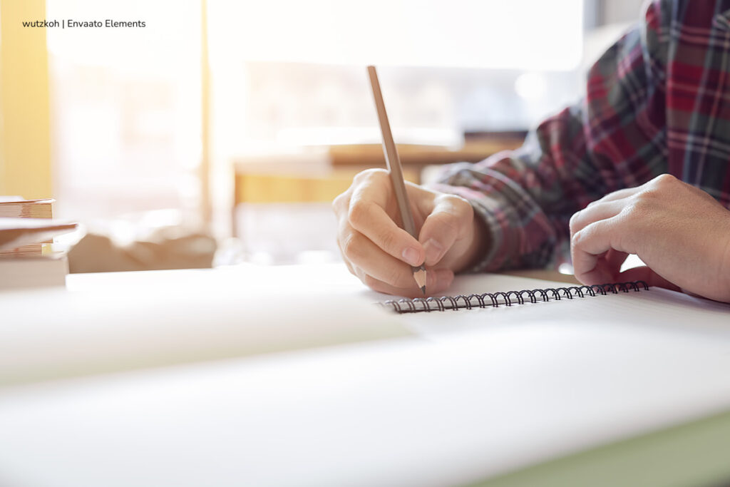 How to write an essay, man writing an essay,  Más Colombia