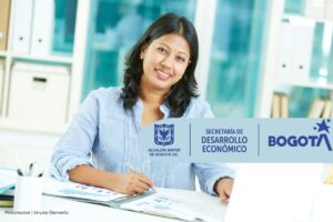 ofertas de empleo, mujer en oficina, Más Colombia