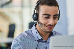 Ofertas de empleo en Bogotá, asistente, joven trabajando, joven en oficina, Más Colombia