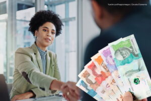 aumento salarial 2025 para empleados públicos del Distrito, mujer llegando a un acuerdo con otra persona, Más Colombia