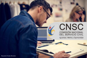 concurso de la CNSC, hombre observando documentos, Más Colombia