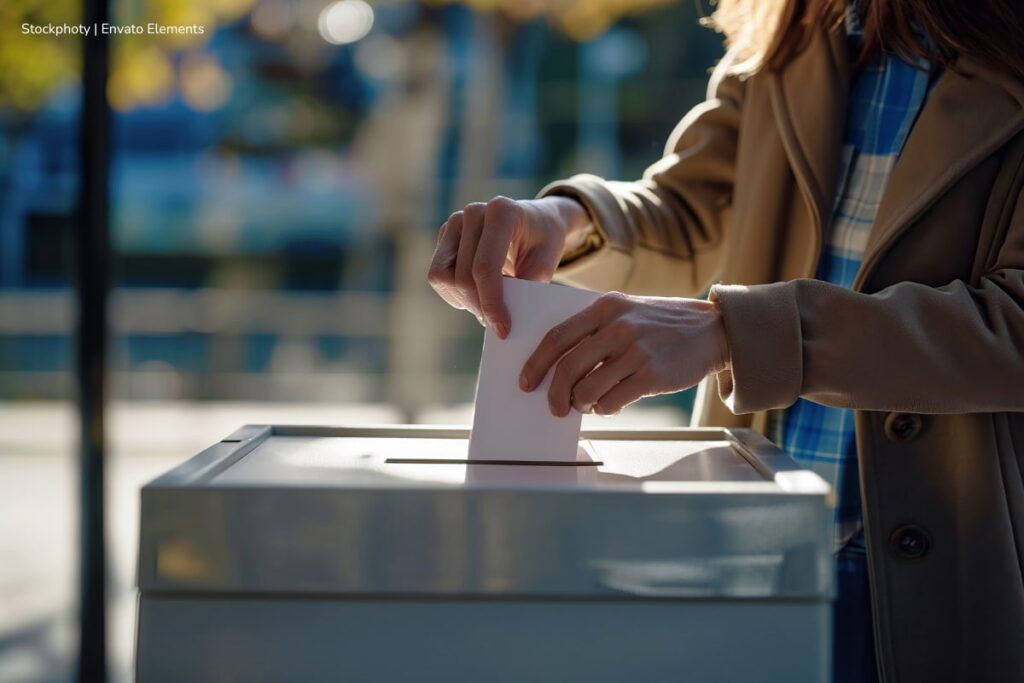 derechos fundamentales en Colombia, persona votando, Más Colombia