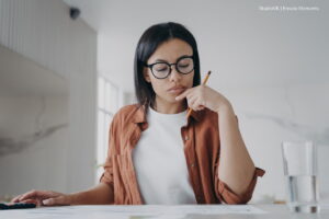 Plazo para pagar los intereses de las cesantías 2025, mujer haciendo cuentas, Más Colombia