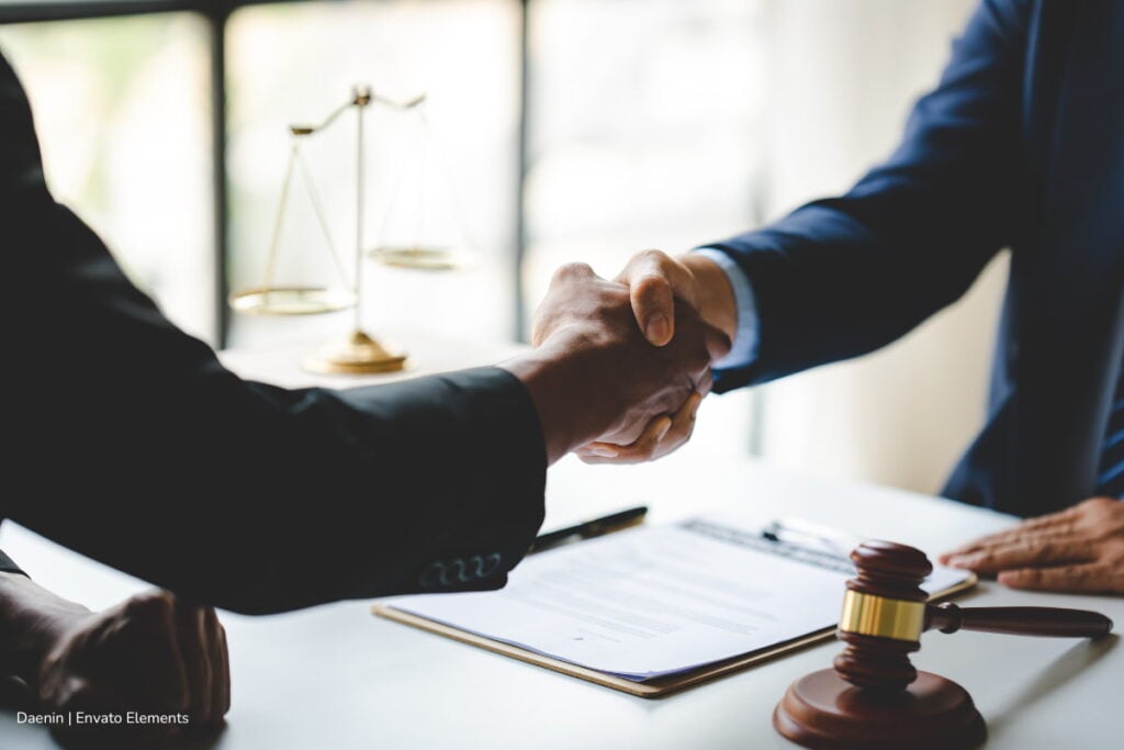 Ojo: estas son las tarifas de abogados en Colombia 2025 2 Tarifas abogados , dos personas estrechando manos, Más Colombia